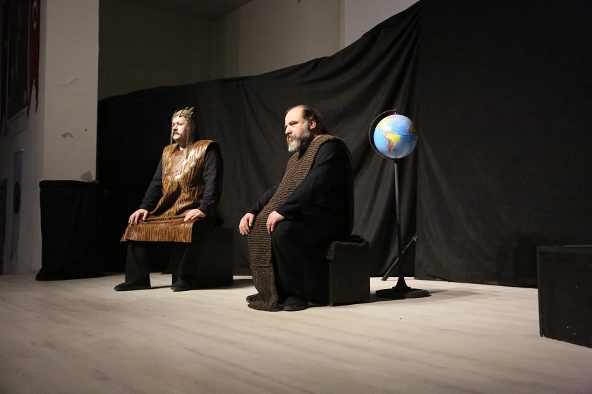 Ergani’de “Şahidimiz Anadolu” isimli tiyatro oyunu sahnelendi